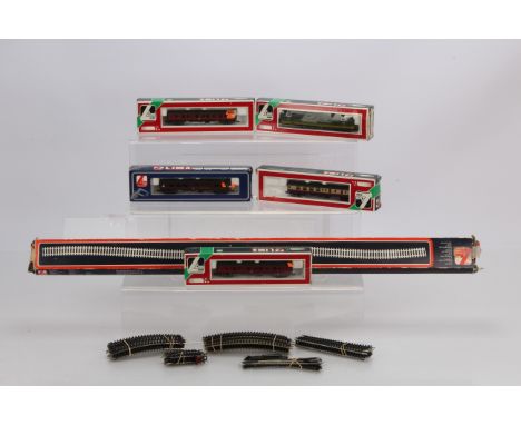 Lima N Gauge Locomotive Rolling Stock and Track, 220253 BR green Class 55 Deltic  D9003 'Meld' (lacks one buffer), BR maroon 