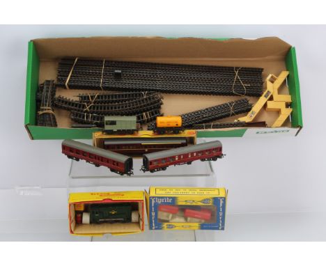 Tri-ang TT Gauge Diesel Shunter Late issue Coach various wagons and Track, T95 BR green Diesel Shunter with Oil bottle and tw