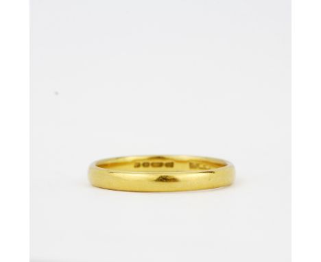 A hallmarked 18ct yellow gold wedding band, (R), approx. 3.3gr.&nbsp;
