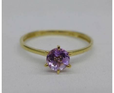 A 9ct gold and amethyst ring, 0.9g,. O