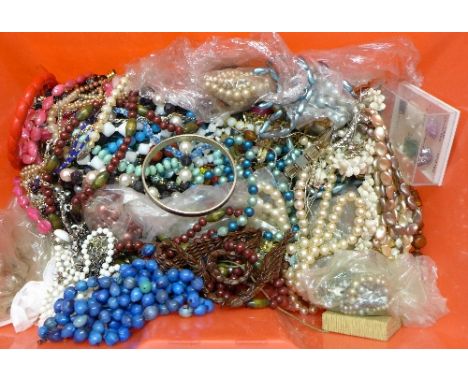 Vintage beads, mainly need re-stringing, 4kg, with box