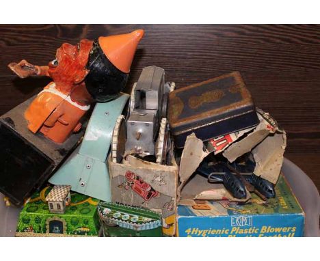 LOT OF VINTAGE TIN TOYS
1 tray