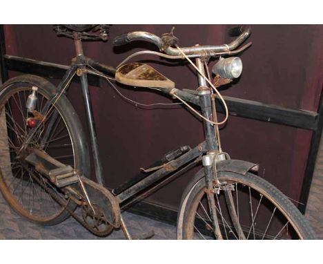 VINATGE BLACK BICYCLE
with mens frame, mud guard, light, frame stamped CWS and with 'Lycett' leather saddle