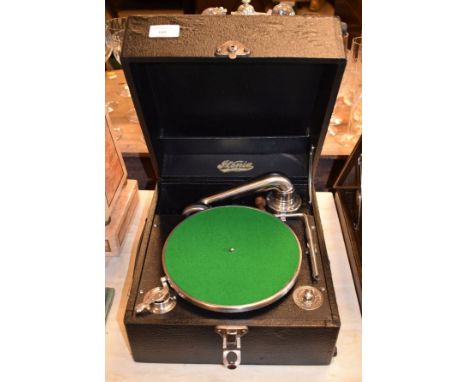 Itonia portable wind-up gramophone in a black case   Condition: 