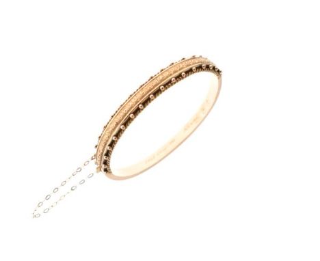 9ct gold snap link bangle having engraved and ball decoration   Condition: 