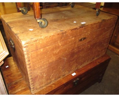 Rectangular Canadian cedar wood trunk with hinged cover, 91 x 55 x 47cm high 