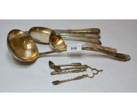 Pair of silver Apostle sugar nips, pair of silver salt spoons and a small quantity of other plated flatware 