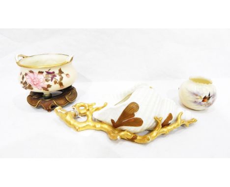 Collection of Worcester porcelain items to include Royal Worcester porcelain shell-shaped wall pocket with gilt leaf and bran