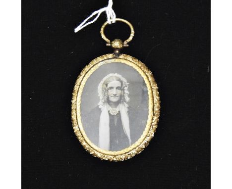 Victorian ornate pinchbeck/gold-plated glass locket with ambro-type portrait photograph 