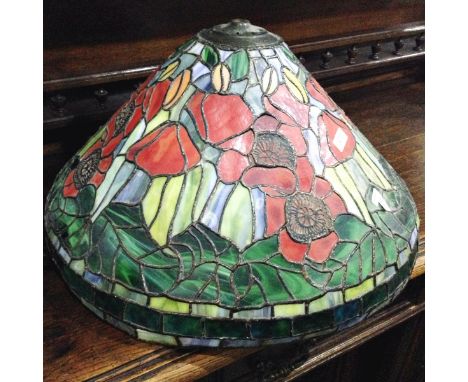 Tiffany-style lamp shade 