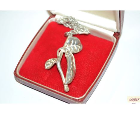 An Israel Studio solid silver pea pod pendant on Prince of Wales Sterling chain, 18.4gms 