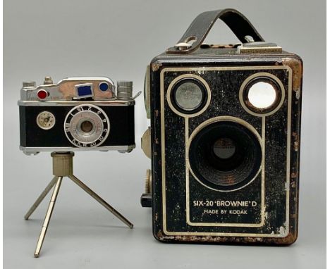 A Vintage Brownie D Camera in Case plus a Vintage camera novelty table lighter! A/F 