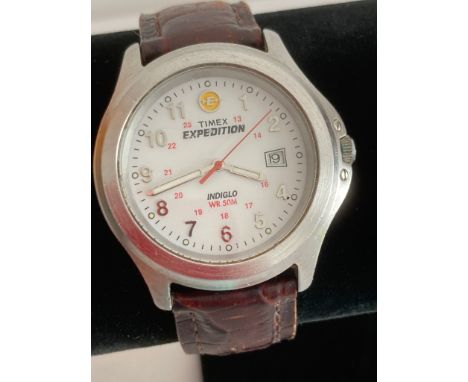 Gentlemans TIMEX EXPEDITION  quartz wristwatch ?INDIGLO? model, having white face with red  sweeping second hand and date win