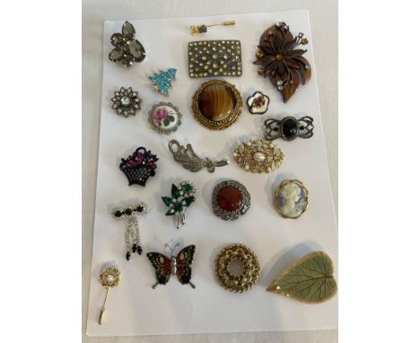 Collection of Vintage brooches to include enamel, jewelled,multi stone, Cameo, glass, ceramic,silver tone, and gold tone etc.