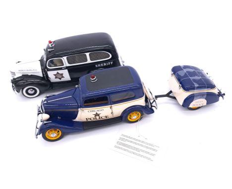 Franklin Mint, a boxed pair of 1:24 scale Vintage Police/Sheriff Chevrolet &amp; Ford models comprising of B11F6801933 Ford D