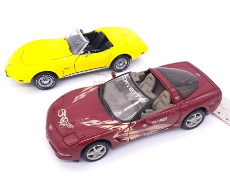 Franklin Mint, a boxed pair of 1:24 scale Corvette models comprising of B11WN72 1975 Corvette in Yellow with Black interior w