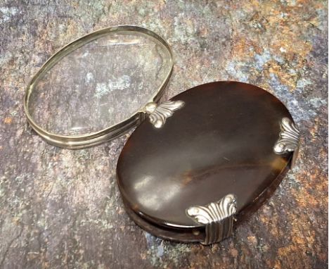 A George III silver coloured metal mounted tortoiseshell oval pocket lens, the oval magnifying glass with reeded border, 6.5c