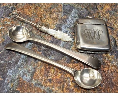 An Edwardian silver vesta case, Birmingham 1904;&nbsp; a pair of George III salt spoons, Hester Bateman, London c.1810;&nbsp;