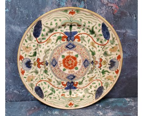 A Chinese Wucai circular plate, decorated in famille verte and cobalt blue, 23cm diam, Kangxi,c.1720 