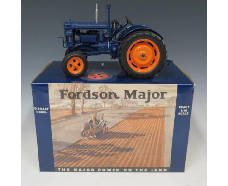 A Universal Hobbies Fordson Major E27N Scale Model Tractor 1/16 Boxed 