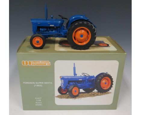 A Universal Hobbies Fordson Super Dexta 1962 Scale Model Tractor 1/16 Boxed 