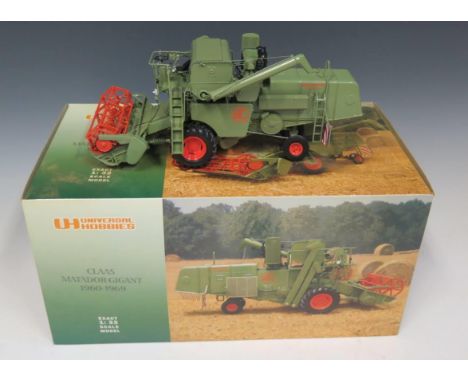 A Universal Hobbies Claas Matador Gigant 1960-1969 Scale Model Combine Harvester 1/32 Boxed 