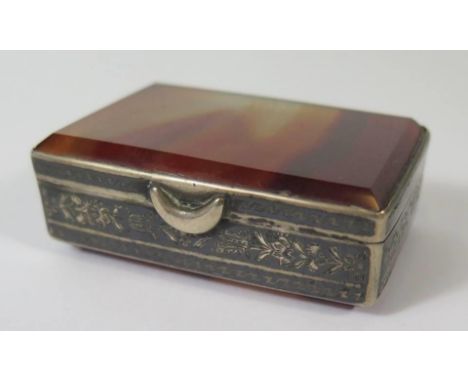 A Niello Silver and Agate Snuff Box, 6x4cm 