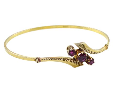 9ct gold three stone round ruby hinged bangle,  London 1977Condition Report:Approx 7.2gm, inner circumference = 17cm, good co