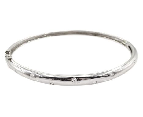 18ct white gold round brilliant cut diamond rubover set hinged bangle, hallmarkedCondition Report:Approx 10gm, max depth = 5m