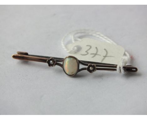 9ct. opal and bar brooch, 2g.      