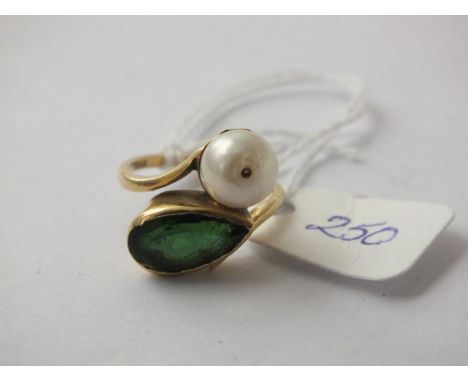 Small 18ct gold pearl and greenstone  ring approx size H 5g inc      