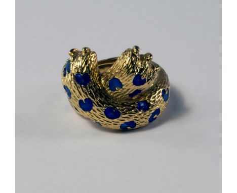 An 18ct gold and blue enamel ring, London 1971, in the form of crossed paws, indistinct makers mark, approx size G, approx 8.