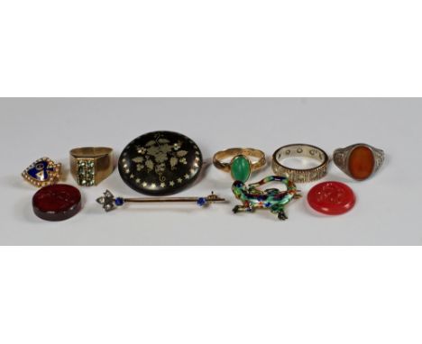 A collection of jewellery to include an enamel lizard brooch, with diamond set eyes, a carved hardstone intaglio, possibly de