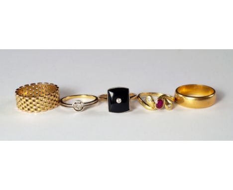 A collection of five rings, to include a 22ct gold wedding band, approx size O, approx 6.8g, an unmarked rose and yellow meta