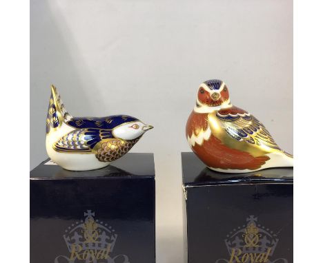 Royal Crown Derby porcelain - An Imari Chaffinch bird paperweight, gold button, 10cm max; and an Imari Derby Wren bird paperw