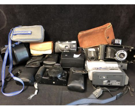 Vintage cameras- comprising a Kodak Folding Brownie SIX-20, with original canvas carrying case; an Ensign FUL-VUE folding cam