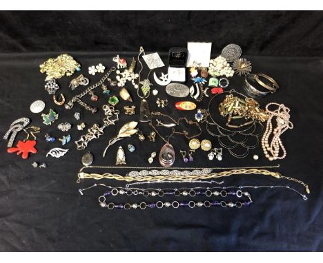 A quantity of costume jewellery including a 1970's Space Age white metal wire necklace; a Chinese enamel articulated fish pen