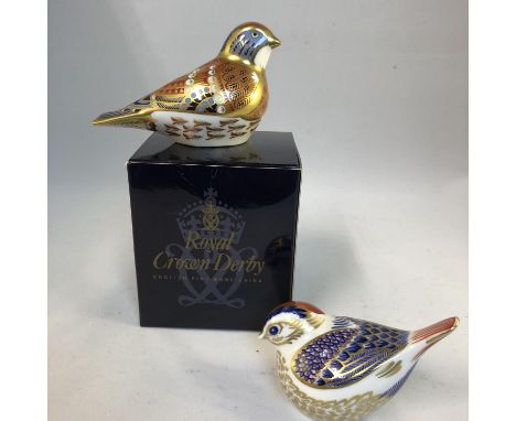 Royal Crown Derby porcelain - An Imari Linnet bird paperweight, designed by Tien Manh Dinh, model by Mark Deif, dated 2002, h