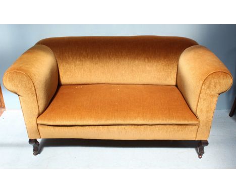 An Edwardian drop-end sofa, with gold velvet upholstery and raised on cabriole front supports. 152cm wide.