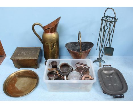 A quantity of assorted metalware items including a large copper jug, a Copper coal bucket, a metal meat carving dish with gra