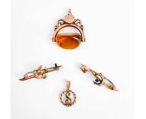 Four pieces of 9ct gold jewellery - comprising two early 29th century bar brooches; a small 'S' initial pendant; and a rose g