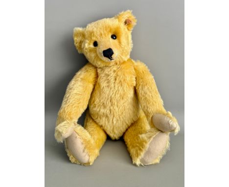 A Steiff British Collectors' 2001 teddy bear 654992 - limited edition white tag no. 01936 from an edition of 4000, in golden 