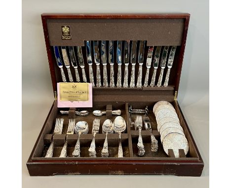 A silver-plated canteen of king's pattern flatware for 8 place settings by&nbsp;Arthur Price of England -&nbsp;&nbsp;the maho