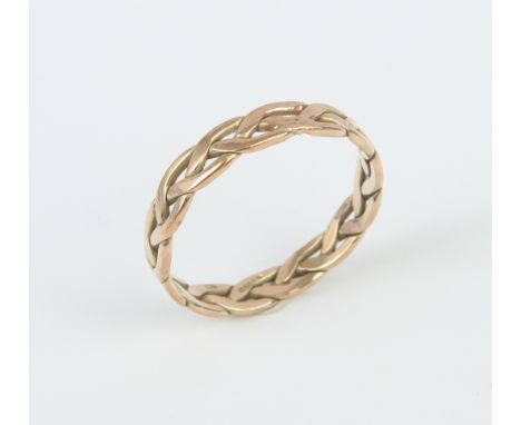 A 9ct yellow gold Celtic woven ring - Edinburgh 1988 hallmarked, size Z+1.