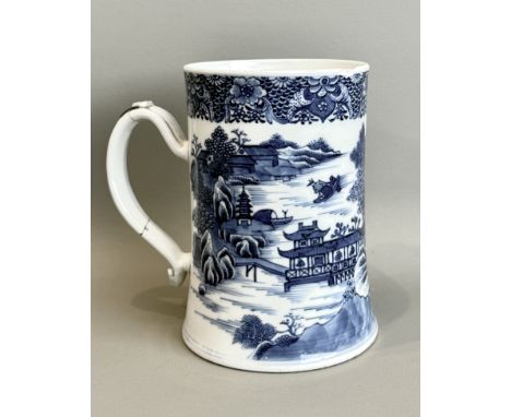 A large Chinese blue and white export porcelain tankard - early 19th century, painted with pagodas and other buildings in a l