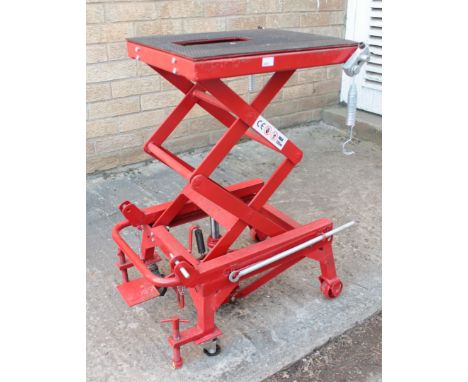 A hydraulic motorbike scissor-lift (175kg)