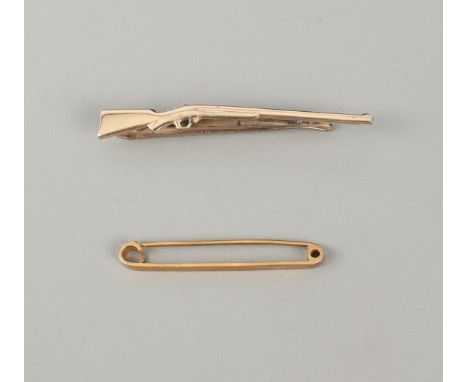 A 9ct gold stock pin - Birmingham 1916, 51mm long; together with a gold plated sporting gun tie clip by Lambournes (B'Ham) Lt