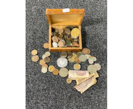 A carved wooden trinket box of pre decimal, Victorian and Georgian coins, 10 shilling bank note, American commemorative coin 