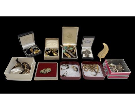 15ct gold brooch, 9ct gold jewellery, including rope twist chain links, single hoop earring, two pairs of stud earrings and a