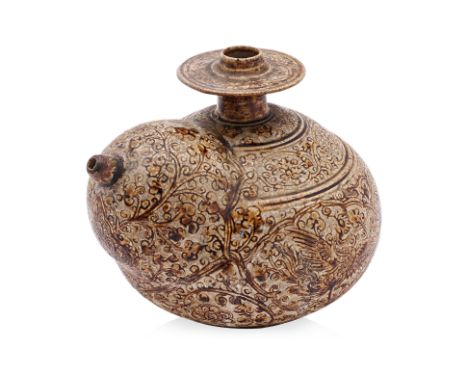 A THAI SGRAFFITO PHOENIX KENDI
Sawankhalok, 15th-16th Century, round squat form body, short slender neck with flat protruding